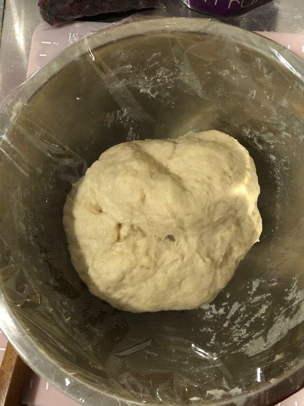 高筋麵粉過篩後加糖～
酵母加10g溫水攪拌後加入麵粉～
在加多多揉到3光
揉好蓋上濕布或保鮮膜第一次發酵40分鐘