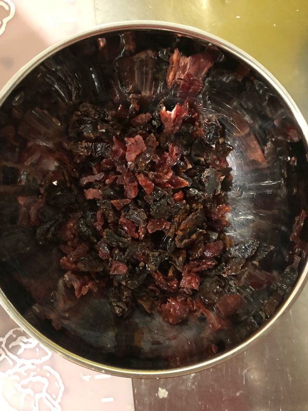 等發酵時～可以準備想要的內餡～
我包的是蔓越莓和葡萄乾～
切小塊等等可以包到麵包裡～