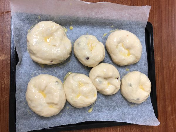 整型加入果乾
想要揉什麼形狀都可以～
第二次發酵放烤箱或蒸籠發酵40分鐘
裡面要放一杯溫水～
烤箱預熱160度10分鐘
發酵好上面表面刷上一層蛋液
烤160度20分鐘