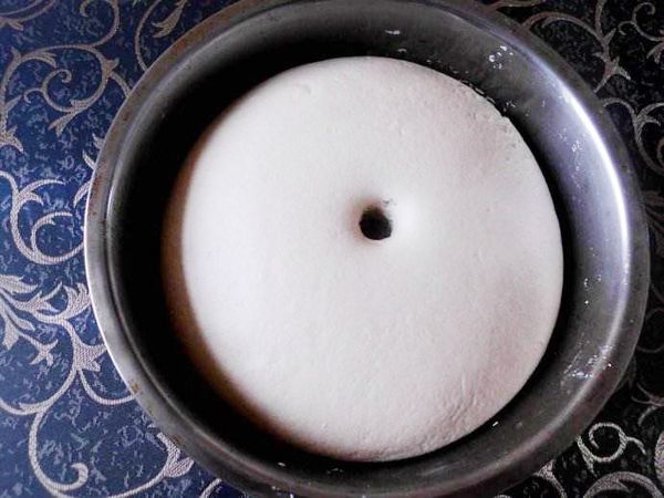 和好的面团中间搓一个洞，倒入放凉的料水，反复朝洞口折叠积压使料水渗入成面糊，将面糊搅拌均匀，细腻粘稠，能流成直线。