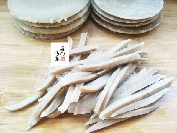 准备几个浅口的盘子或者碟子放在锅里大火蒸5分钟，取出擦干水蒸气，把面糊装进盘子里大火蒸30分钟取出晾凉，就是荞麦灌肠。