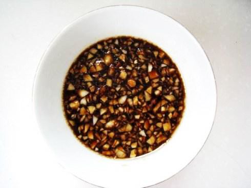 将生抽、醋、香油、蒜泥水、盐混合调匀，做调料。