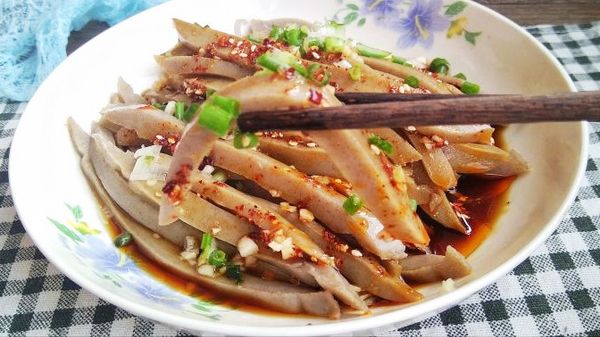 荞麦灌肠切成条，浇上混合好的调料，淋上辣椒油，撒葱花（或黄瓜丝），Q弹筋道的酸辣荞麦灌肠就完成啦。