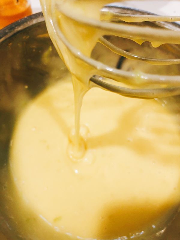 加入融化奶油拌至光滑的麵糊