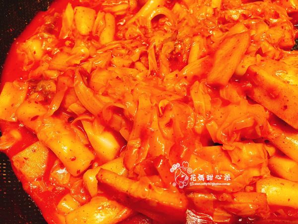 冷水300克冷鍋放入昆布浸至少10分鐘左右開火水滾後撈起昆布
將所有調味料及年糕放入轉小中火煮約10分鐘
放入魚板 高麗菜 洋蔥轉大火煮4分
(正統韓式辣年糕完全不用炒的動作喔)