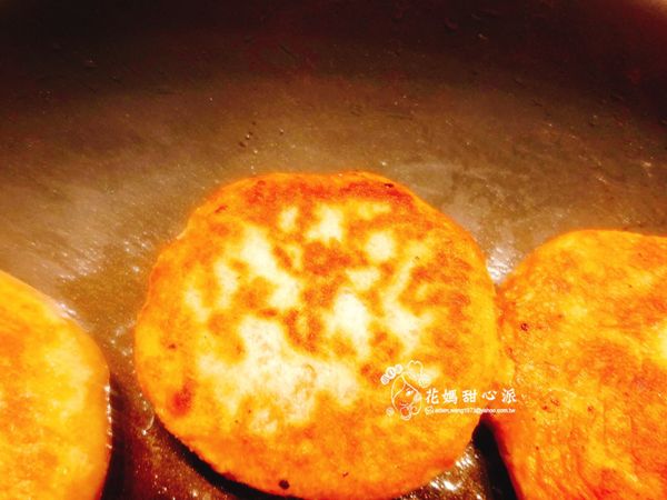 放入鍋中煎至兩面金黃即可