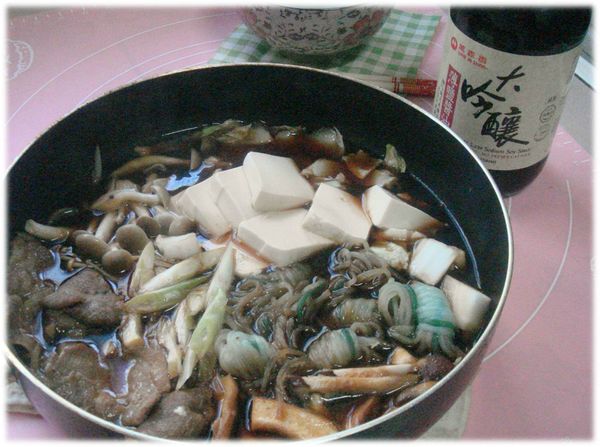 滾煮約５分鐘至食材煮熟．入味就完成囉！