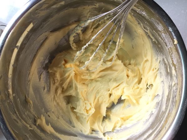 純糖粉過篩鋼盆中,放入室溫奶油,用手動打蛋器打至毛絨狀。