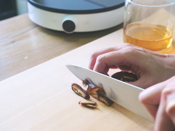 乾香菇以開水泡開後切成條狀