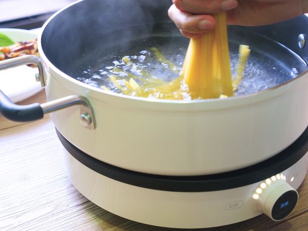 水滾後將義大利寬麵垂直放入，慢慢下壓到全部麵身皆可放入鍋內，我的寬麵包裝上指示煮11分，考量麵待會還會過油炒，只要煮10分鐘即可