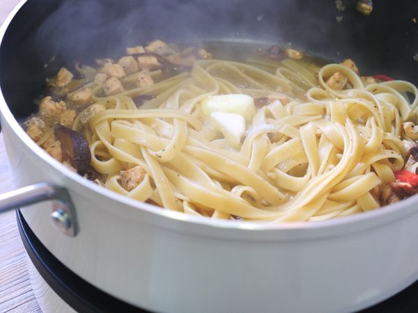 當汁收的差不多後加入奶油拌溶，撒上黑胡椒和鹽調味