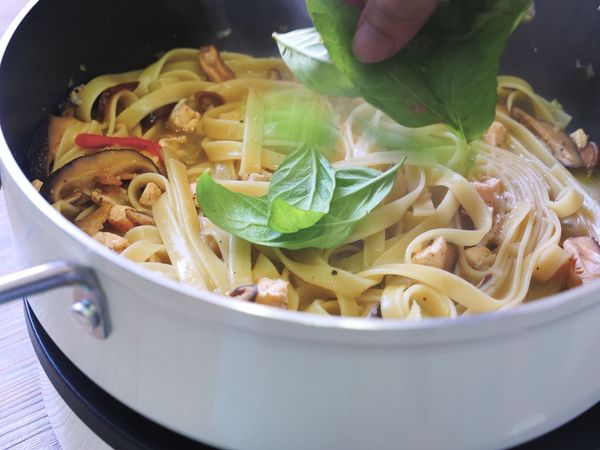 起鍋前拌入羅勒，紅蔥酥最後鋪上，台風義大利麵完成囉！