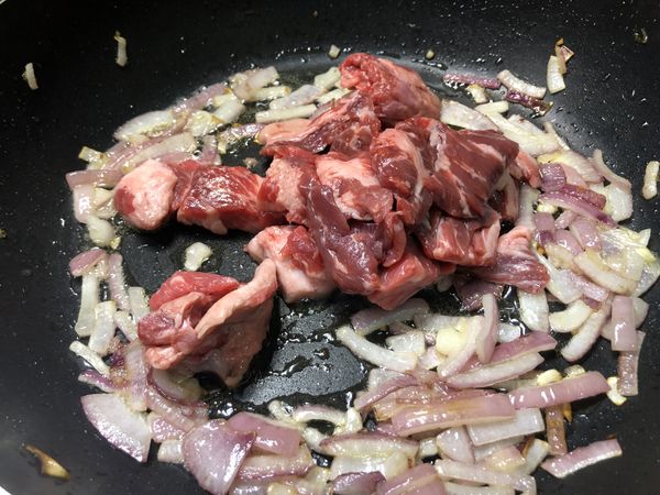 在鍋中放入牛油以及洋蔥，油蔥炒軟的時候加入牛肉一起拌炒。