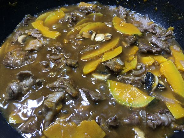 煮到南瓜熟了之後，加入洋菇以及咖哩塊，稍微再滾兩至三分鐘就好囉！