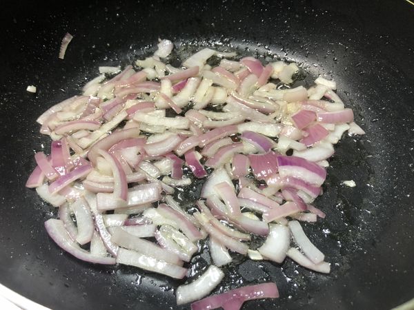 南瓜把外皮洗淨，切薄片，牛肉切絲或切薄片、洋蔥切小段（末也可以）、洋菇切片。