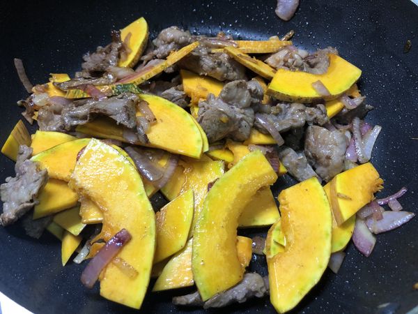 牛肉炒熟後加入南瓜片拌炒。