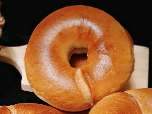 1.將所有麵糰材料攪打至6分筋……
2.將麵糰分割成100g *9糰
   滾圓，基本發酵35分鐘。