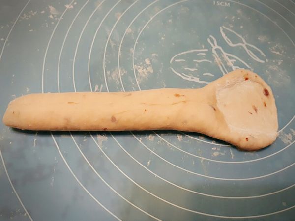 整型
將麵團擀捲成一邊粗一邊細,長條狀:,
並將粗邊擀平包入細邊，形成一圓狀。