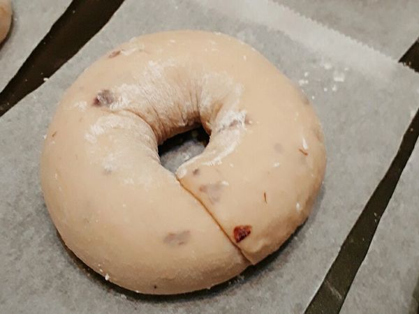 1.將烘焙紙裁剪成一小方形……
2.烤箱預熱230/200。
2.將做好的貝果，放在烘焙紙上方……
3.燙貝果……取一鍋子，燒2/3鍋滾水……水裡加少許麥芽精……
4.滾水狀態……貝果兩面各燙5秒……撈起，置入烤盤……