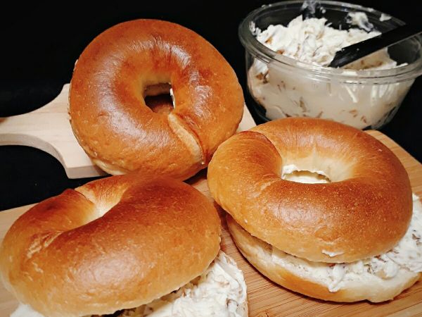 川燙好的貝果要直接入爐……
230/200  烤15分調頭，再烤約8分至上色。即可出爐……置涼