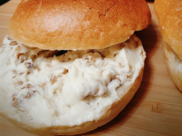 核桃乳酪抹醬……
1.核桃，120/120 約12分至上色，放涼備用……
2. 奶油乳酪加糖粉用攪拌機打軟並適時的添加鮮奶油調整柔軟度。
3.拌入核桃。完成