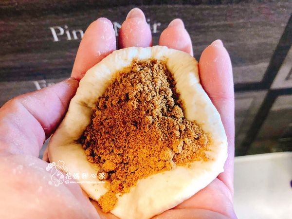 包入適量黑糖
黑糖可加入肉桂粉增加香味哦