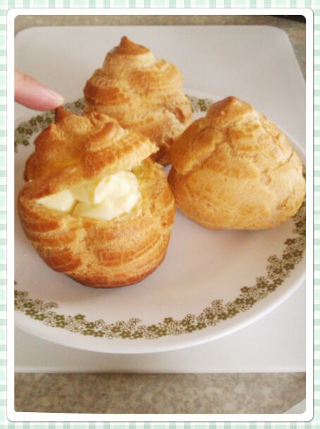 奶油餡裝入擠花袋,依空心泡芙數量分裝