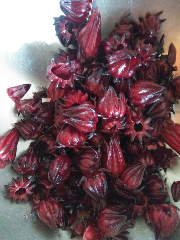 將洛神花去籽，洗乾淨，瀝乾備用。