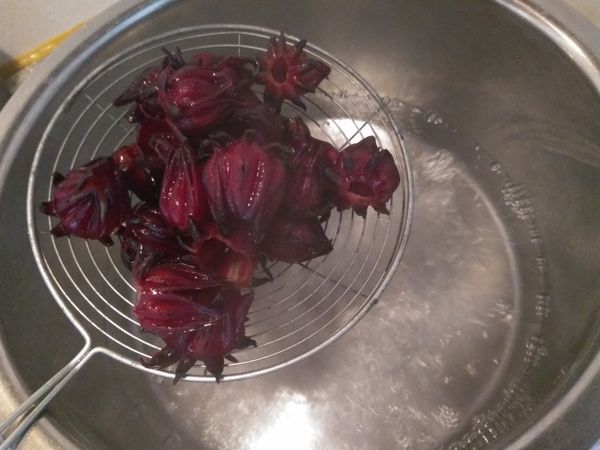 煮一鍋水，水開後將洛神花放入滾水中川燙 一分鐘即可撈出 ，瀝去水份。