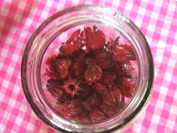 將燙好的洛神花放入玻璃瓶中。