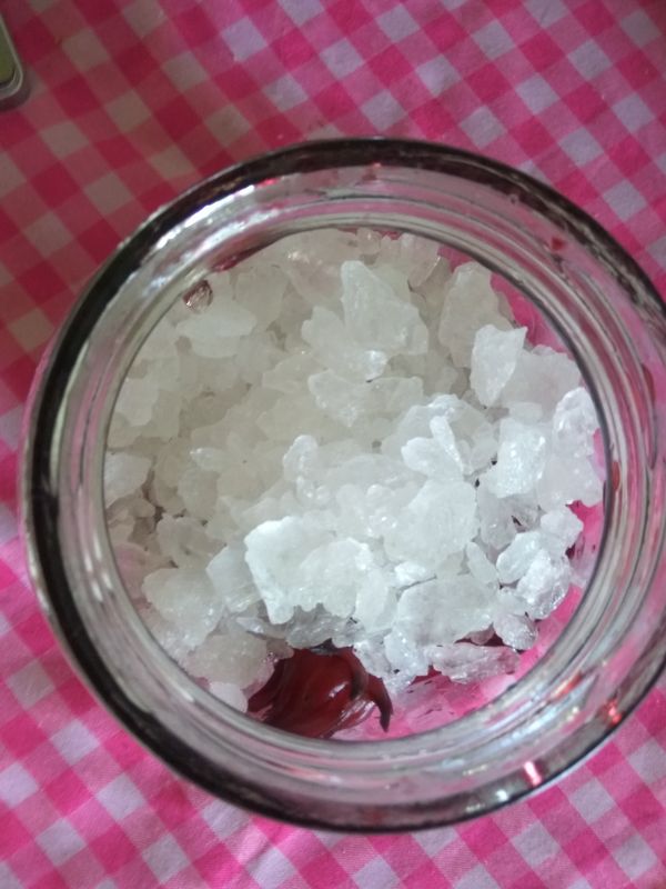 將冰糖倒入玻璃瓶中。