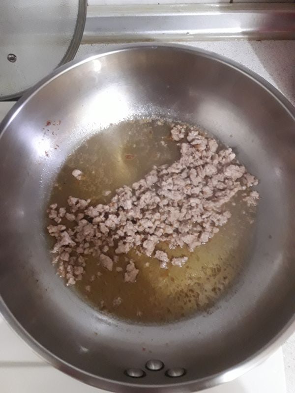 鍋中加一杯水，將絞肉和醬油放進去煮滾，再放鹽、糖、油蔥酥略略炒過