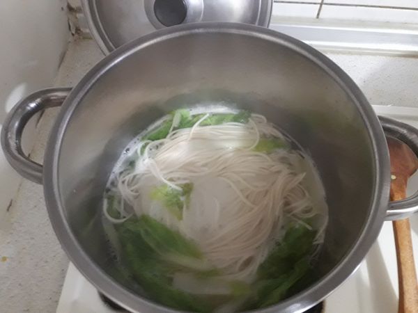 起一鍋滾水，將陽春麵、小白菜放進去煮3~5分鐘，視麵體而定