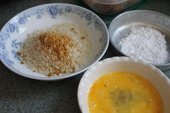 把醃好的雞柳"過三關" (1)沾中筋麵粉 --> (2)沾全蛋液 --> (3)裹麵包粉  ** 麵包粉的部分, 我加了1/4小匙的咖哩粉. 可以增添香氣, 也能幫助烤的時候能漂亮的上色
