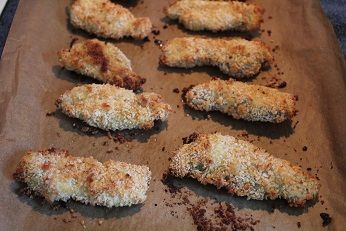 用烤箱425度F/ 200度C 烤12-15分鐘, 或至雞柳表面金黃裡面熟透即完成.  ** 食用時可隨個人喜好搭配各式沾醬