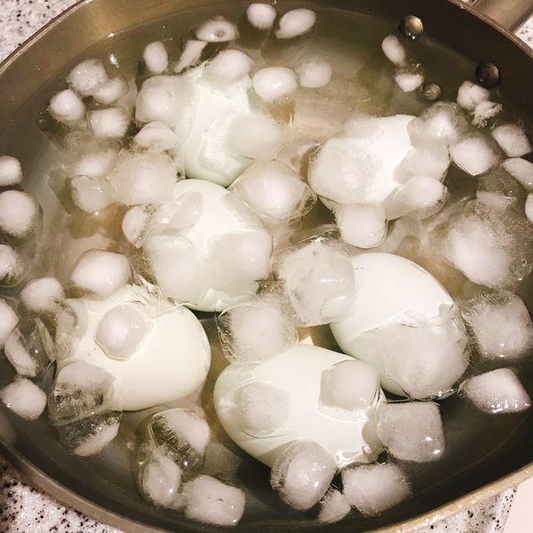 6分鐘一到立馬將蛋撈起放入事先準備好的冰塊水中（避免蛋黃繼續熟成）