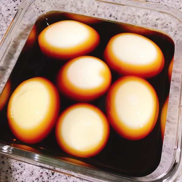 待蛋冷卻後取出剝殼，放入滷汁中泡24hr(若滷汁沒有蓋過蛋記得適時幫蛋翻身...）