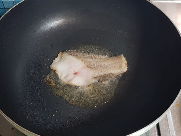 把魚水份擦乾

起油鍋轉中火
把魚放下去煎
不要動魚大約3分鐘
搖晃鍋子看魚是否會晃動
如可以晃動就可以翻面
不可晃動在稍等30秒

一面煎3分鐘即可