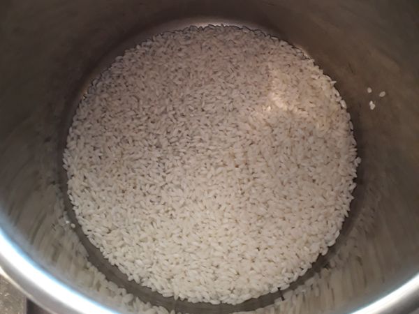 白米洗淨，少許鹽油調味醃一會