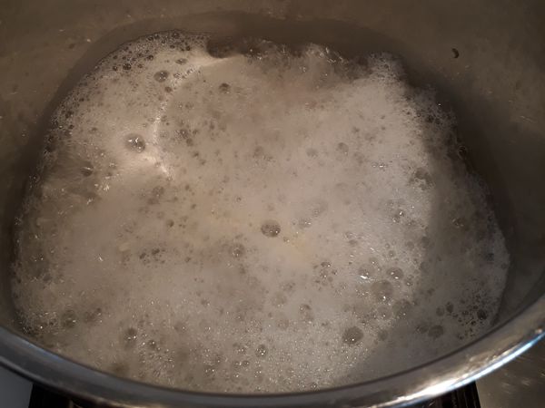 加10量杯水，關蓋，大火煮大約5分鐘至滾起
(小心滾瀉，一滾起會有很多泡，見相中情狀)

一見滾起，立刻收中小火(不至滾瀉的火力)
再煲10分鐘，如果途中泡泡上升至煲蓋就要開一開蓋，讓熱力下降消消泡