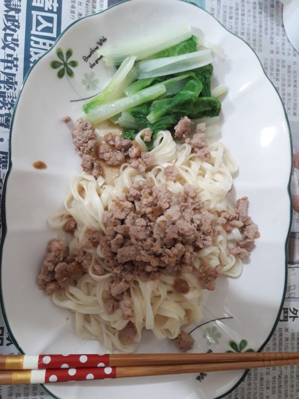 將麵和菜盛盤，舀一小匙麻醬後再將肉燥醬汁淋上即可