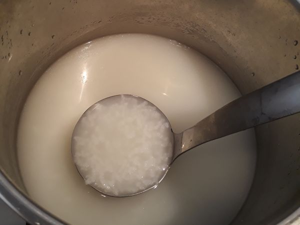 粥在真空煲內焗了1小時，米已經爛開了
拿出來，大火煲滾再放回真空煲

*因為第一次放入真空煲時，外煲是凍的，粥的熱力會流失，所以在1小時後拿出內煲再加熱，這時外煲已經熱了，粥便不會再留失熱力，煮的更有較
(拿出內煲後，外煲要快快關蓋保存熱度)