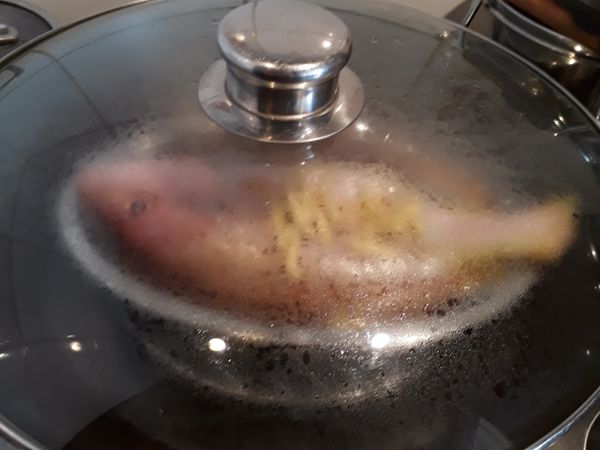 魚隔水蒸10分鐘，我這條大約25cm長蒸10分鐘，時間因應魚大小自行調校