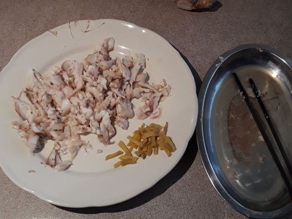 小心起肉去骨 (見碟上大大的骨，這鯛魚很好去骨) 
薑絲和蒸魚汁留起