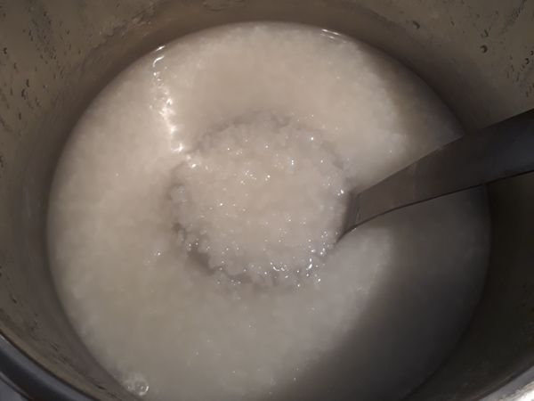 粥在真空煲內再焗煮了1.5小時
拿出來，已大至成型，明火煮一會至個人喜歡的濃稠度，蓋上蓋關火，可以蒸魚了

*明火煮時要小心，耐不耐要翻動一下以防黏底