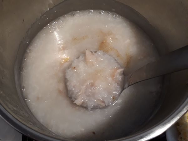 魚肉，薑絲和蒸魚汁全倒進粥內，加少許白胡椒粉，大火滾大約5分鐘讓粥和魚肉混合 (不時攪拌，以防黏底)