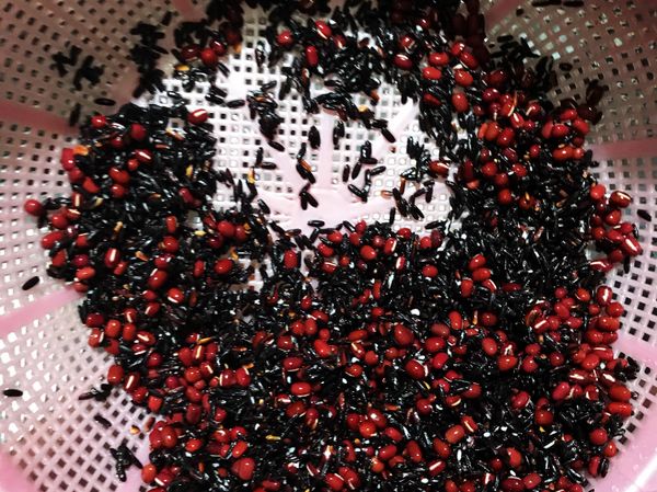 紫米稍微洗一下，洗太久養分會流失，紅豆也洗一下，不用浸泡