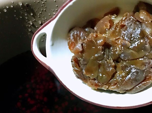 煮粥模式完成後打開，加入龍眼干再蓋起來，按下再加熱鍵煮一次（電鍋的話，外鍋再加1杯水煮一次）