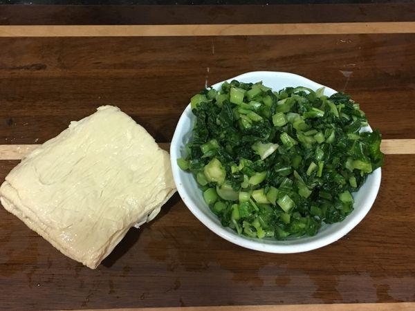 1.備料：雪裡紅切細末、豆皮切片。