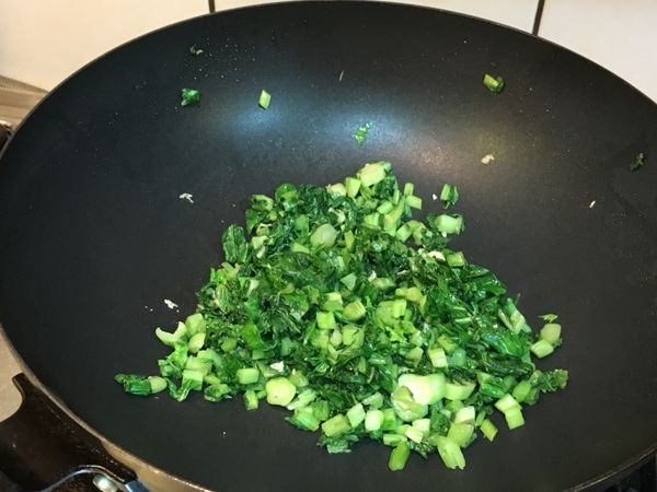 再放入雪裡紅及少許水至滾。